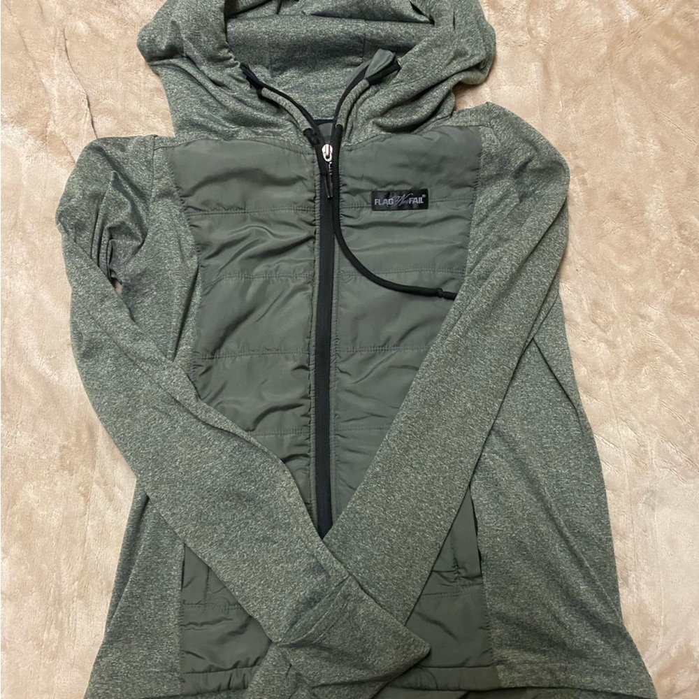 Flag nor fail zip up